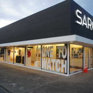 Galerie-Sarow-Eingang am Abend